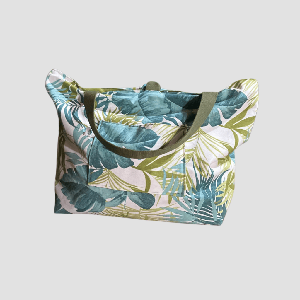 Bolso con estampado de palmas en aguamarina y verde con fondo blanco