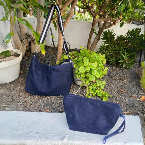 Bolso hecho a mano en denim, con neceser a juego y fondo de plantas