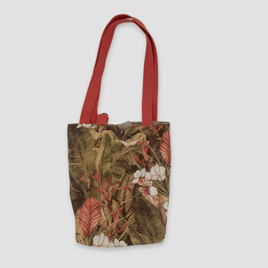 Bolso tote bag con estampado de flores en color tierra y asas en rojo