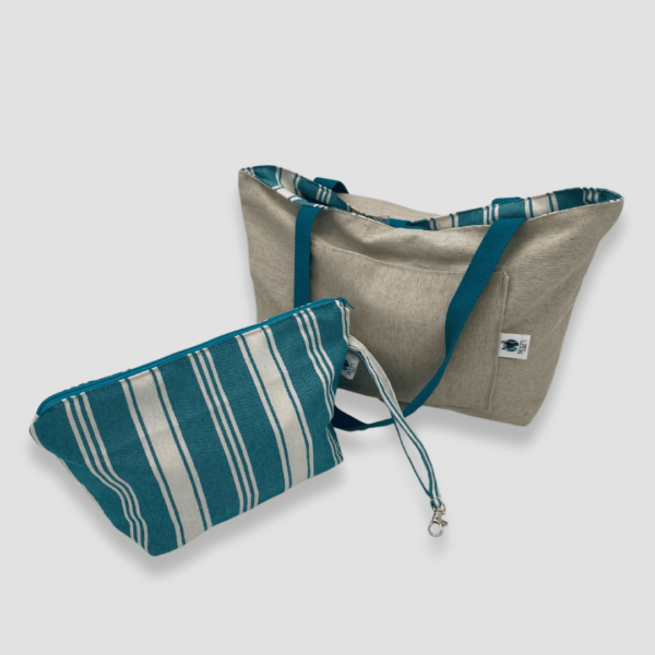 Bolso y neceser de loneta con estampado de líneas verticales azul y blanco. Cara interna en color beige