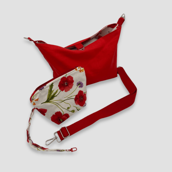 Neceser con estampado de amapolas y cremallera. Bolso en color rojo a juego