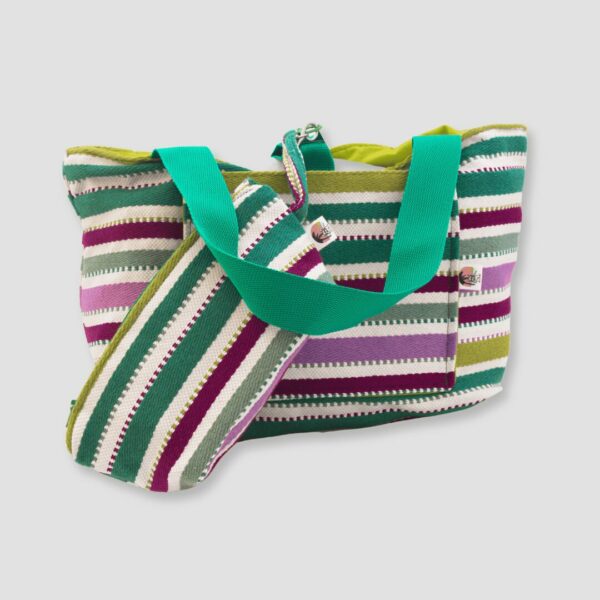 Cara frontal de bolso multicolor con rayas horizontales verde, azul, morado, lila y blanco con neceser a juego