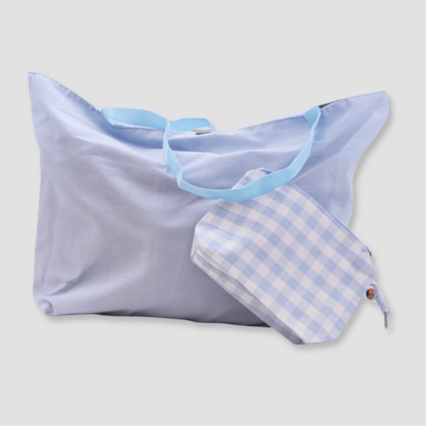 bolso de loneta reversible, cara externa cuadros vichy azul bebé y cara interna unicolor. Neceser a juego