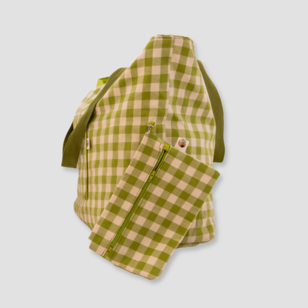 Cara lateral de bolso vichy verde oliva con neceser a juego