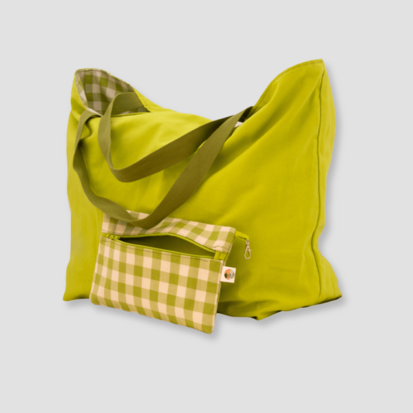 Bolso de loneta de vichy verde oliva, con neceser de cierre a juego