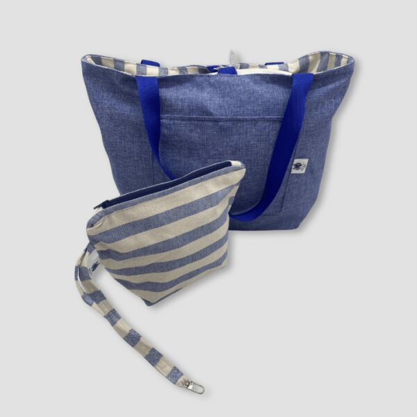 Bolso de rayas reversible con interno en color azul y neceser a juego