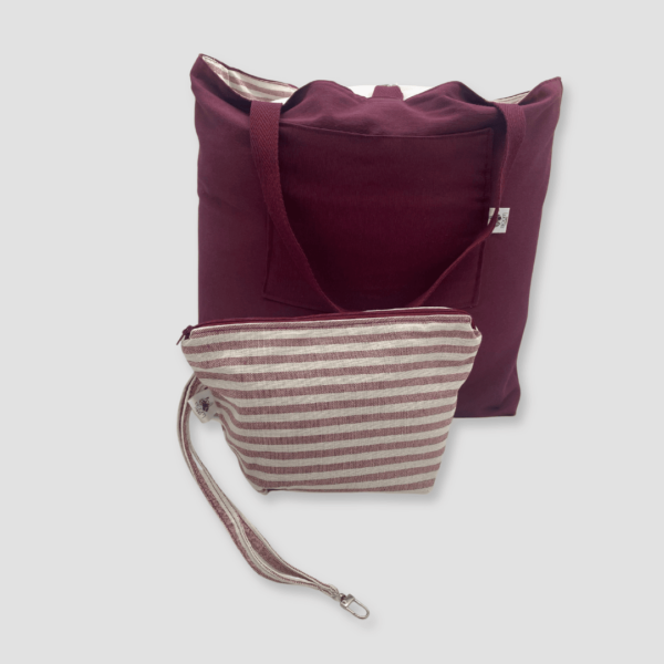 Bolso en lino y estampado de rayas horizontales en color vino y blanco con neceser a juego. Bolso reversible con cara interna en color vino