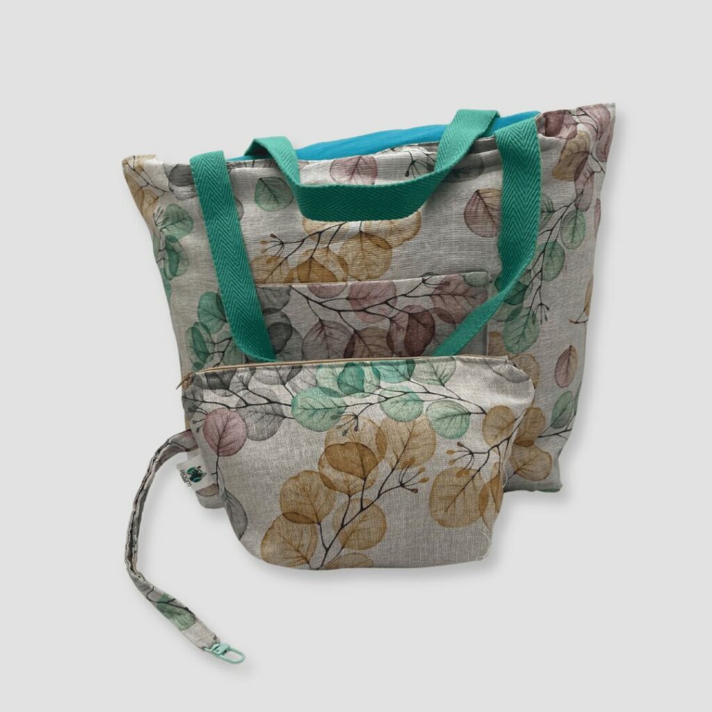 Cara frontal de bolso estampado floral y colores tenues en amarillo, lila y verde con fondo blanco.