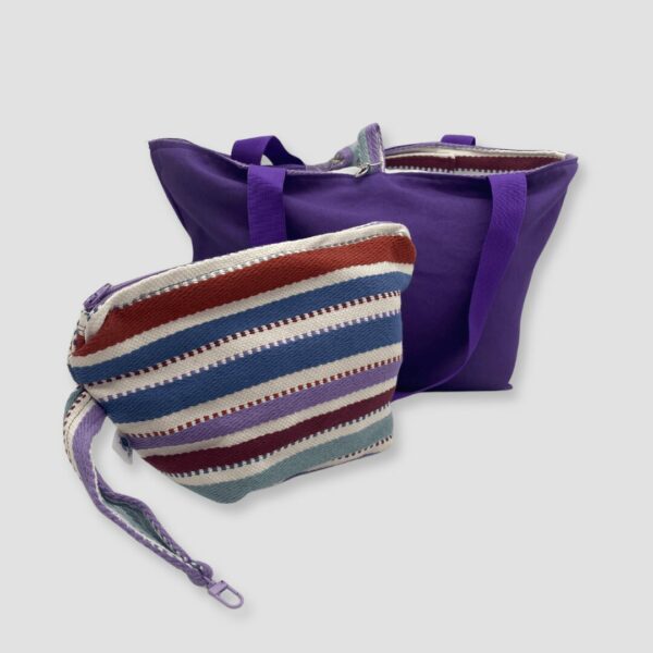 Bolso reversible de loneta y neceser. Bolso con cara interna en color morado y neceser de rayas multicolores.