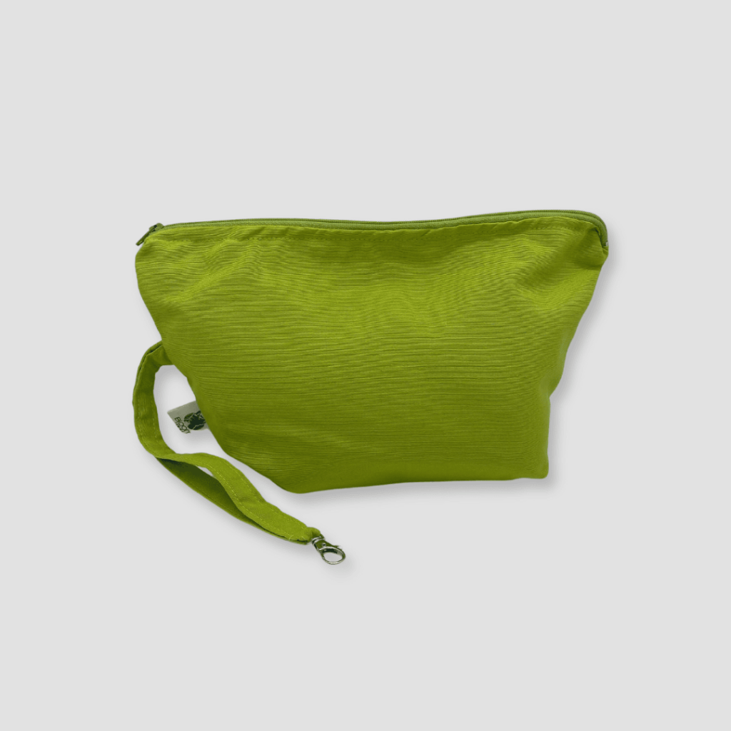 Neceser de loneta en verde oliva y cara interna en color beige, con cremallera y gancho para llevar en el bolso o en la mano.