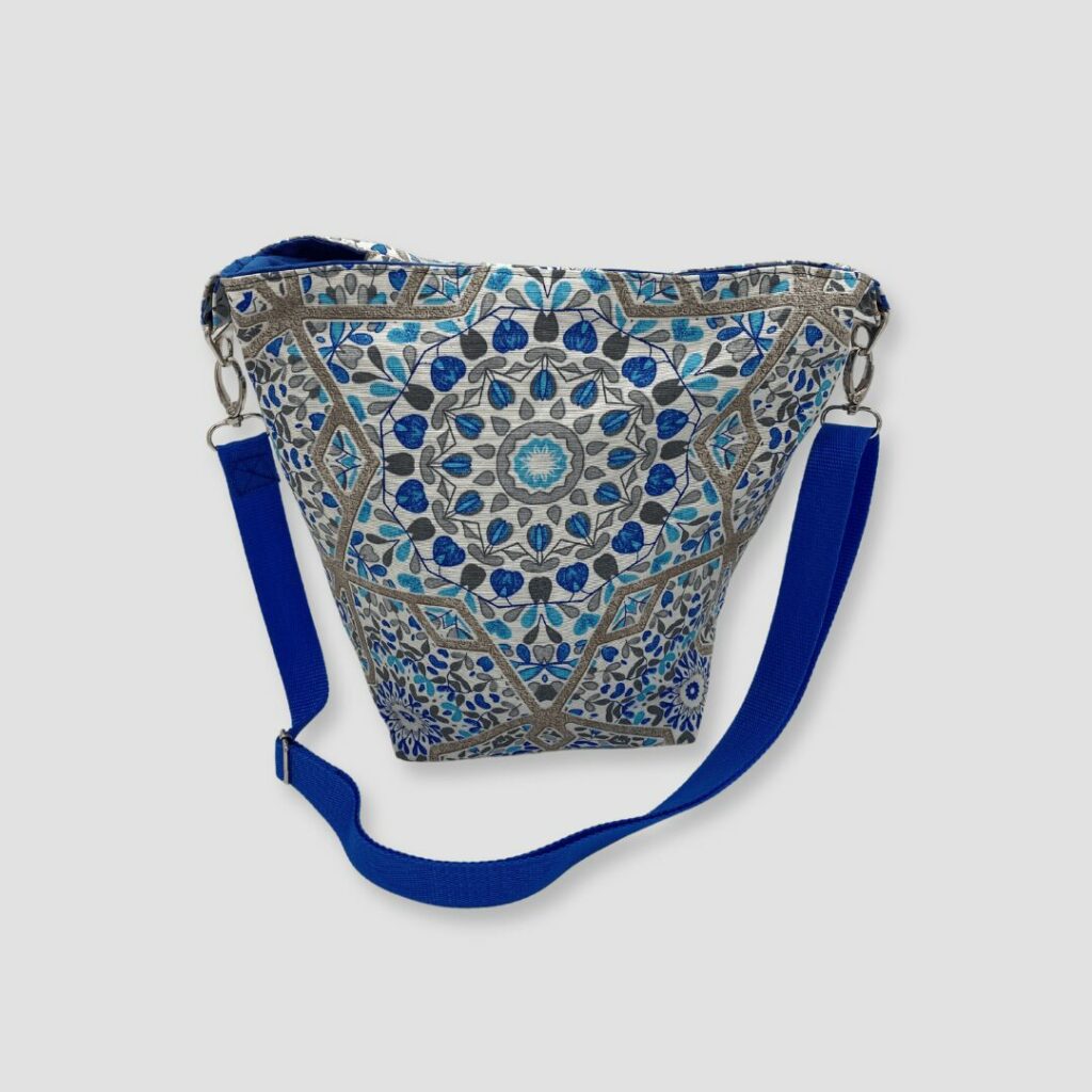 bandolera con tela loneta y mándala en azul multicolor